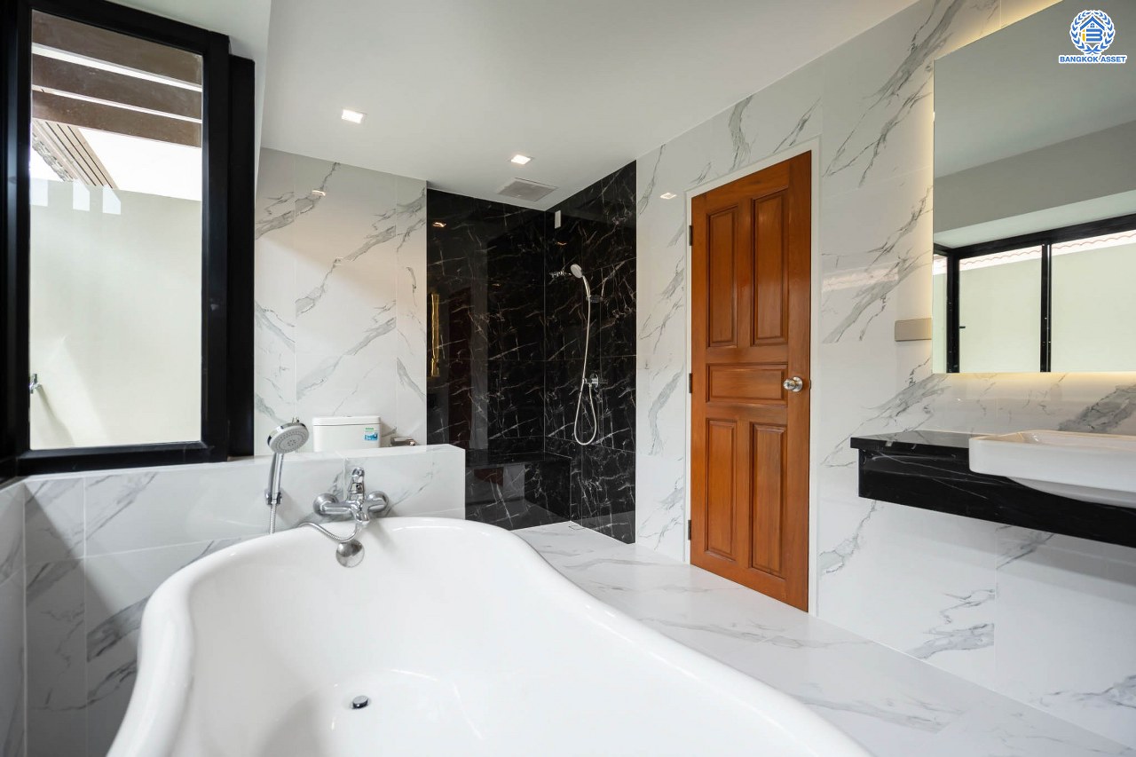 บ้านมือสองตกแต่งใหม่ แบรนด์ Q.House ม.ลัดดารมย์ ปิ่นเกล้า หลังใหญ่ตกแต่งเรียบหรู เนื้อที่ 92.8 ตร.ว. พื้นที่ใช้สอยเยอะถึง 320 ตร.ม. ฟังก์ชันจัดเต็ม 3 ห้องนอน 4 ห้องน้ำ 1 ห้องอเนกประสงค์ 1 ห้องแม่บ้าน จอดรถได้ 4 คัน พร้อม Living Room กว้าง บนทำเลศักยภาพ ใกล้เซ็นทรัลเวสต์เกต, วงเวียนพระราม5, ทางด่วน "กาญจนาภิเษก" และรถไฟฟ้า "สถานีตลาดบางใหญ่"